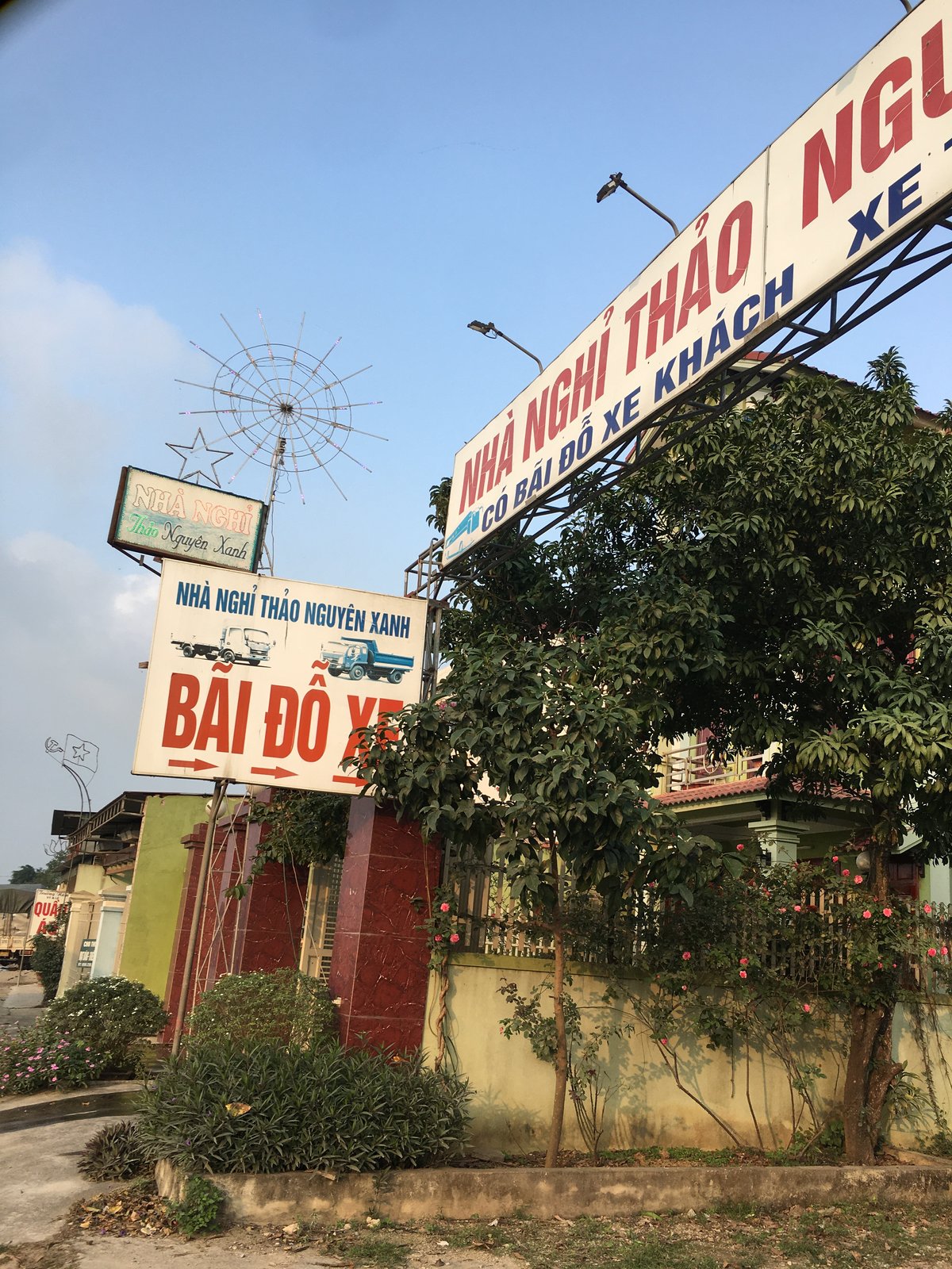 Bãi đỗ xe rộng rãi của nhà nghỉ