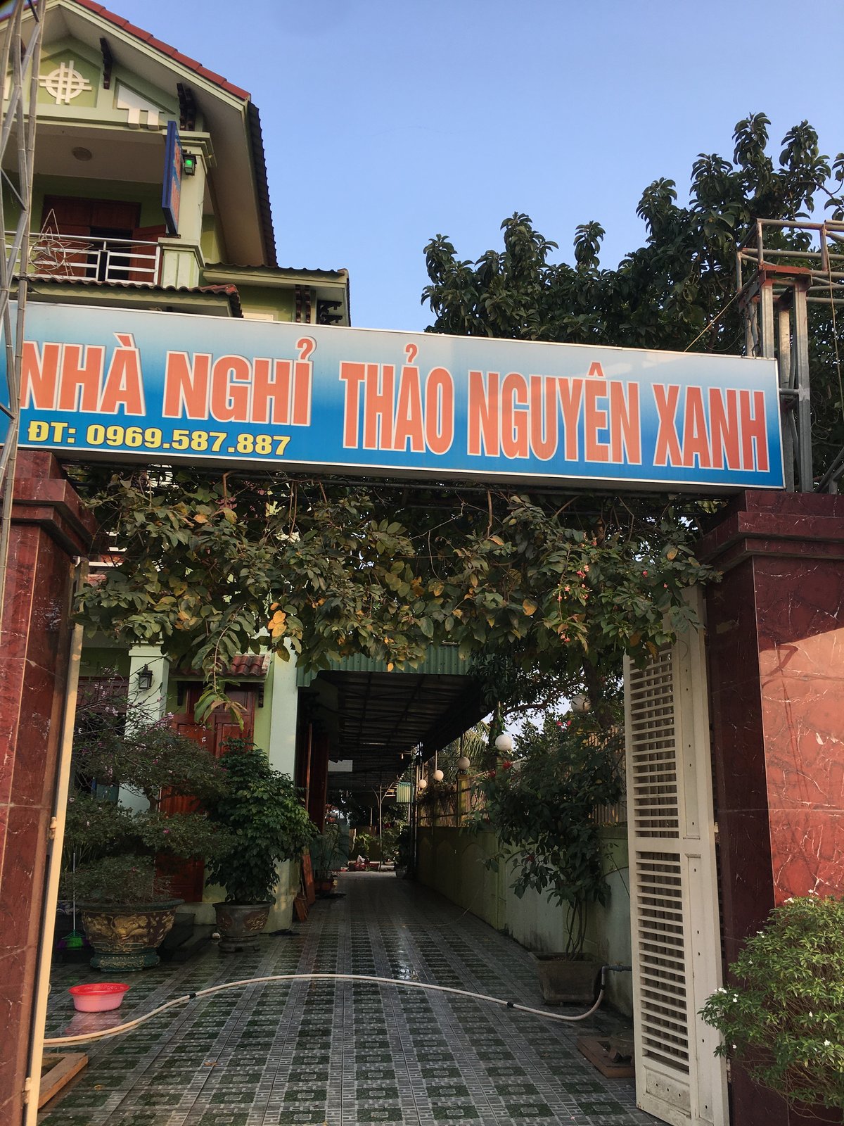 Cổng chính Nhà nghỉ Thảo Nguyên Xanh